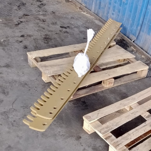 Нож зубчатый CAT 140